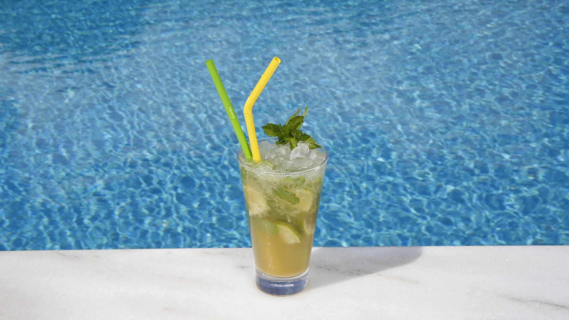 cocktails-by-the-pool