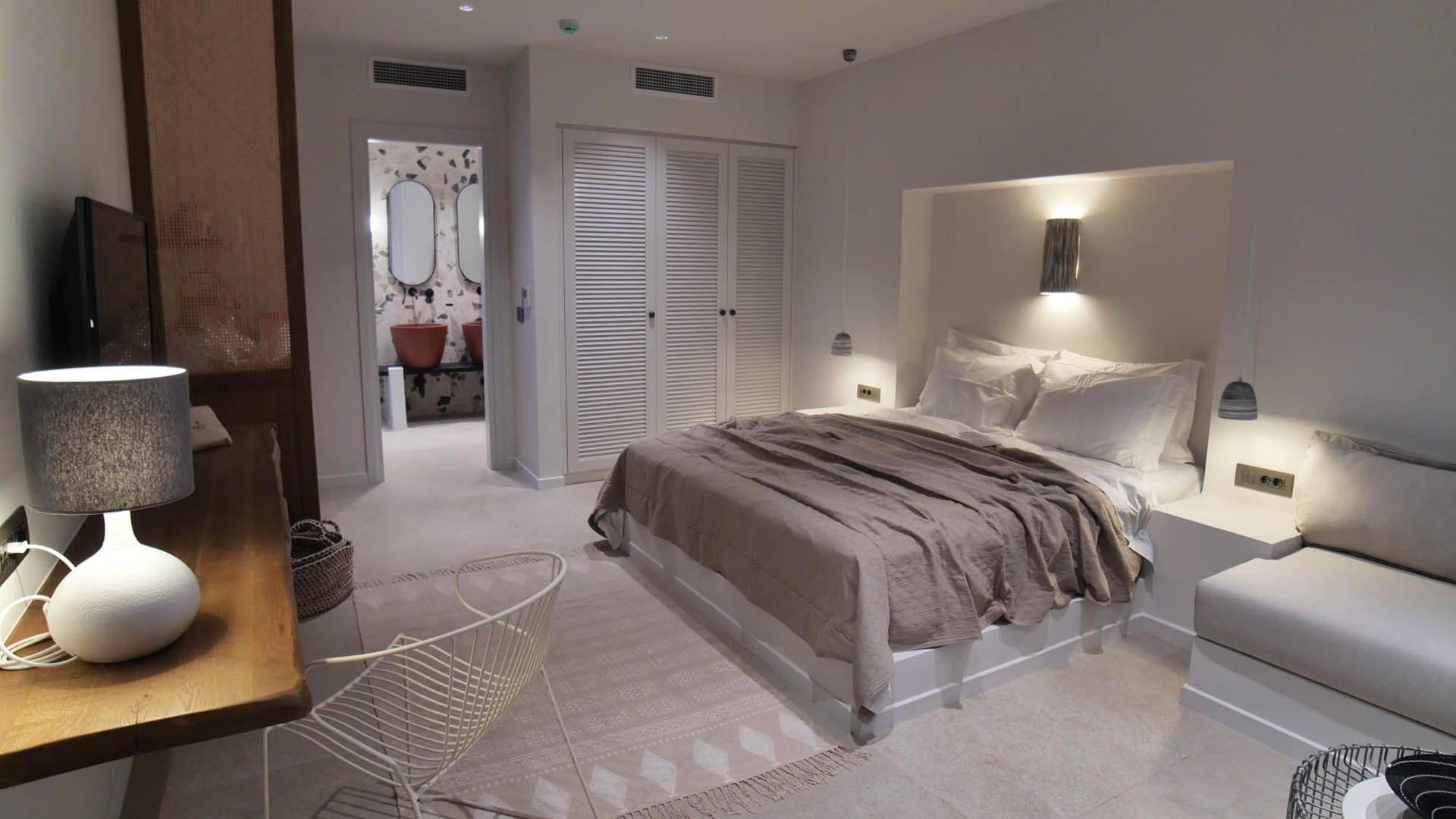 Junior-Suite-Heated-Jacuzzi-12