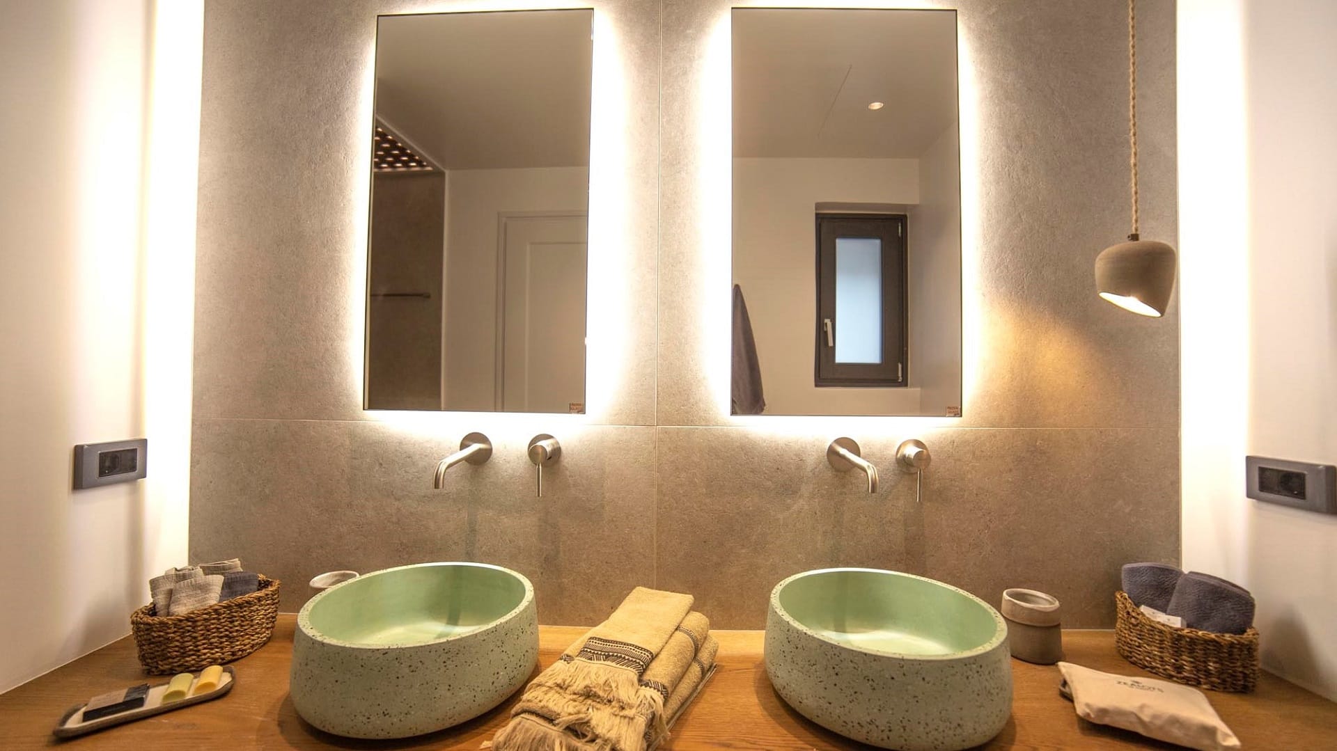 Superior-Suite-Private-Pool-18